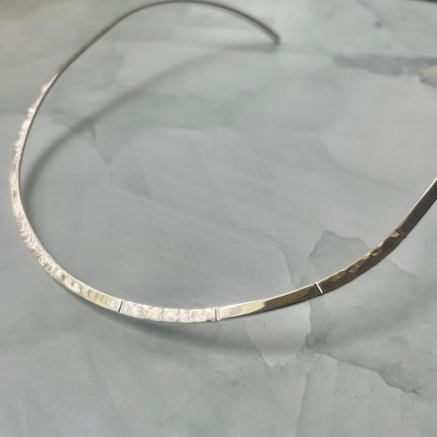 HAMMERED GLOSSY RIGID CHOKER