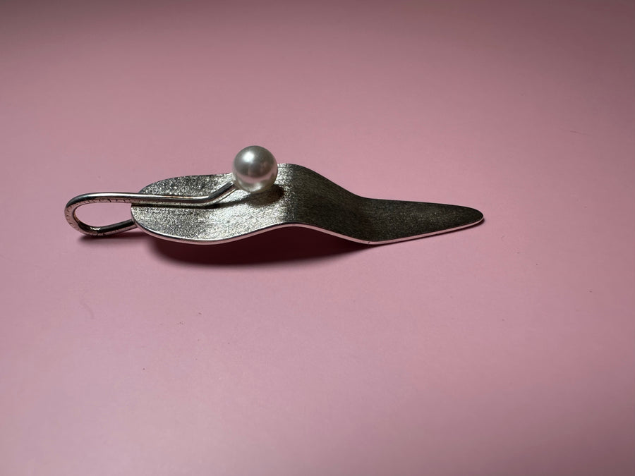 SANDED LEAF WITH PEARL silver pendant