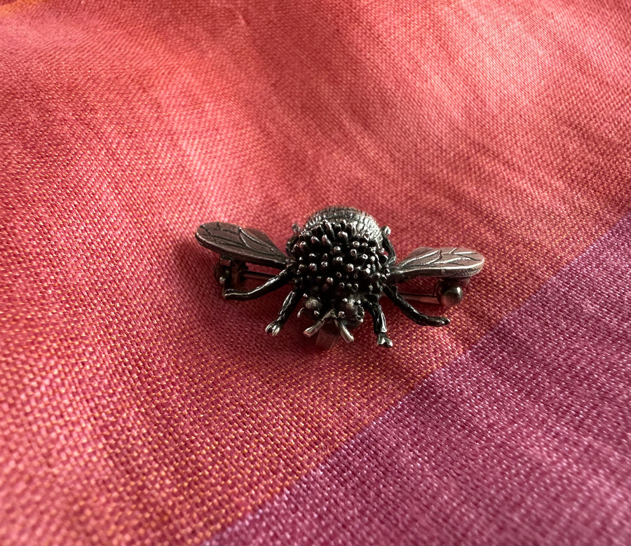 BUMBLE BEE silver brooch