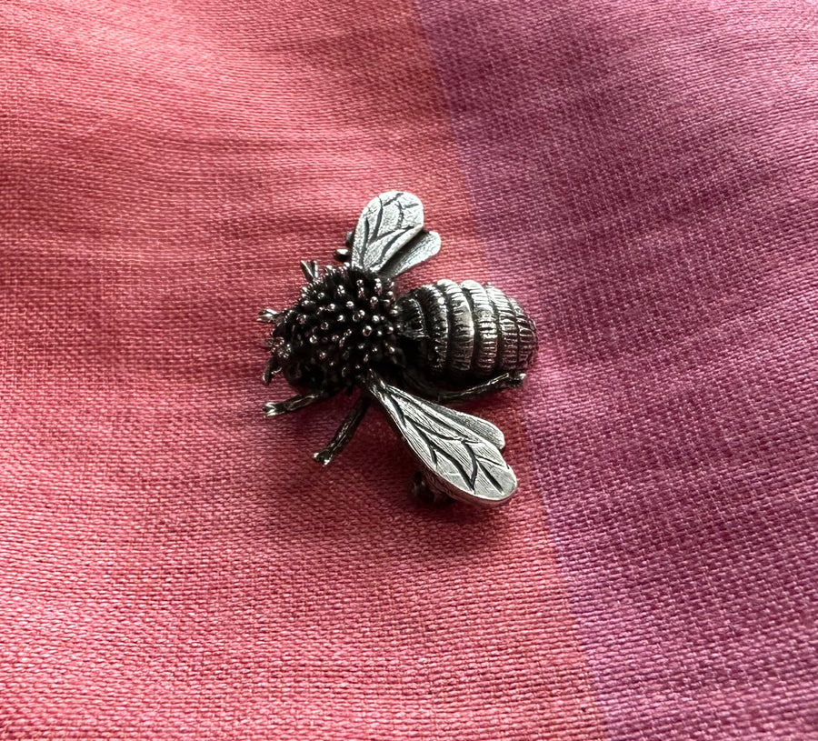 BUMBLE BEE silver brooch