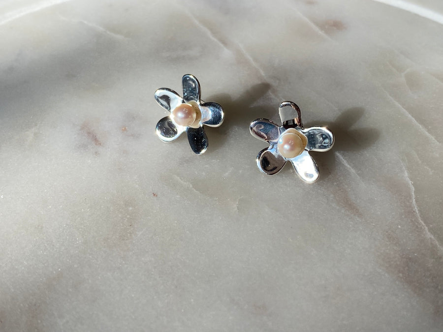 Pearl flower silver earrings - large